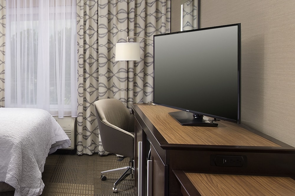 Hampton Inn & Suites Falls Church - photo 4