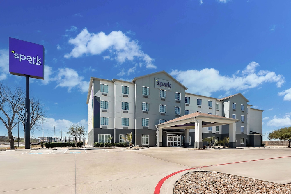Spark by Hilton Selma - photo 31