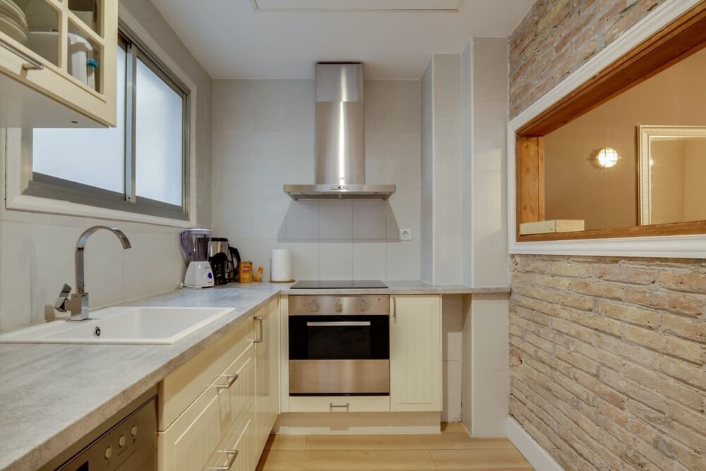 Cosy 3 Bed 2 Bath in Vibrant Eixample Near Metro — Barcelona — photo 3