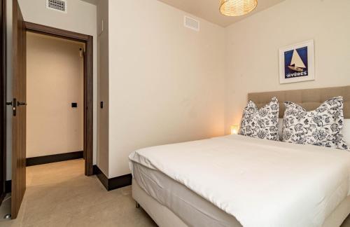 ML4 Marbella Lake by Roomservices — 4-Star Luxury Hotel in Marbella, Spain