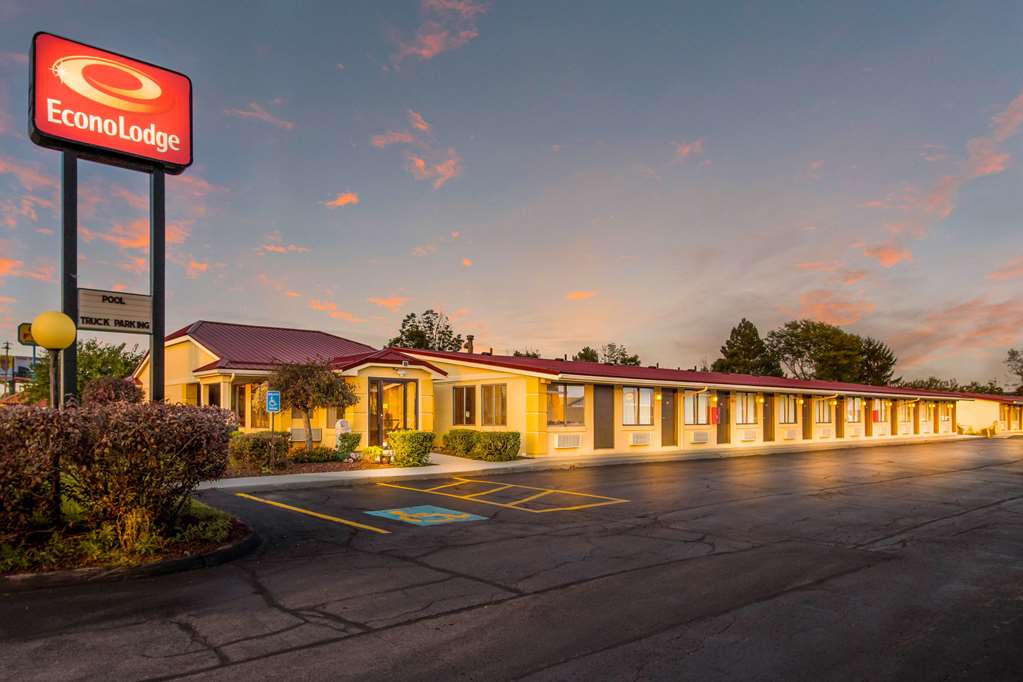 Econo Lodge Norwalk - photo 24