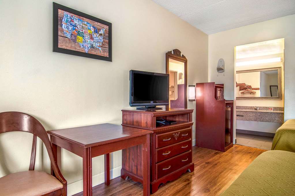 Econo Lodge Inn & Suites near Chickamauga Battlefield - photo 16