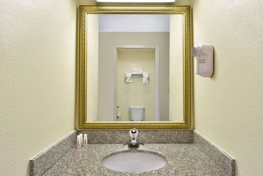 Howard Johnson Hotel & Suites by Wyndham Allentown Dorney - photo 33