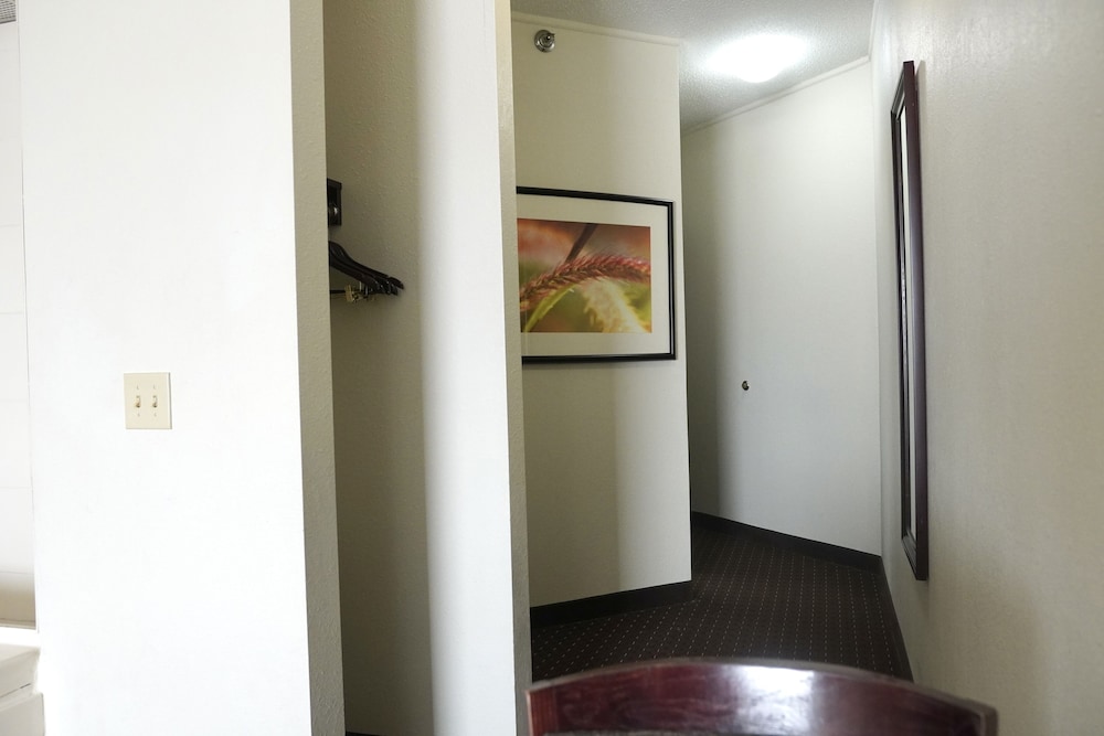 American Inn & Suites Waterford - photo 13
