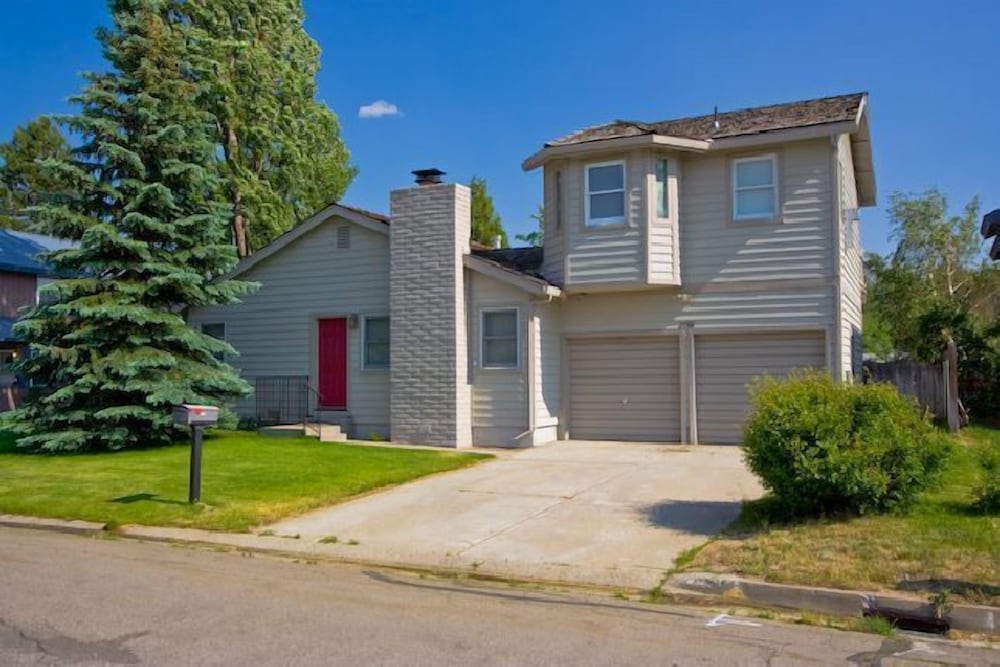 2136 Venice Dr — South Lake Tahoe