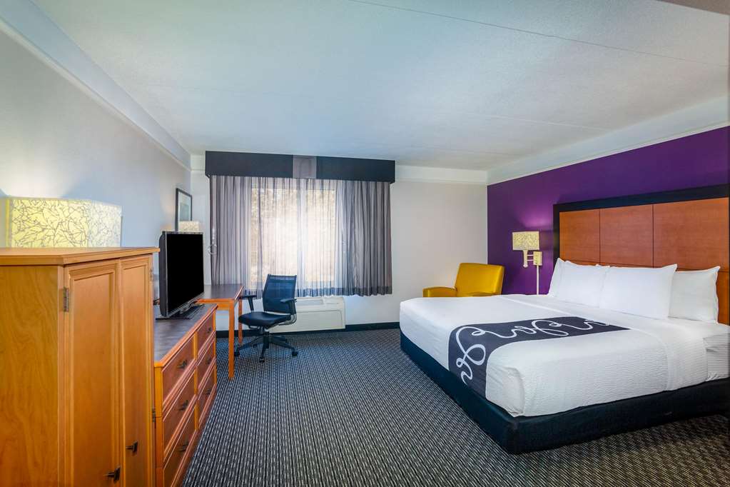 La Quinta Inn & Suites by Wyndham St. Louis Westport - photo 28