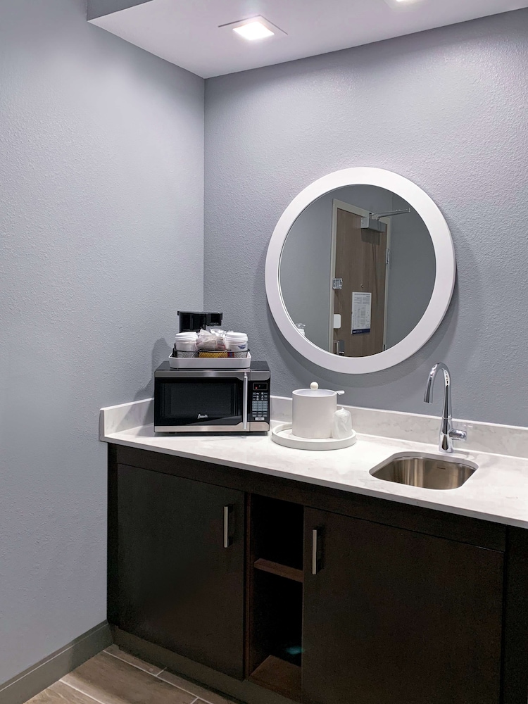 Hampton Inn & Suites Houston East Beltway 8 - photo 32