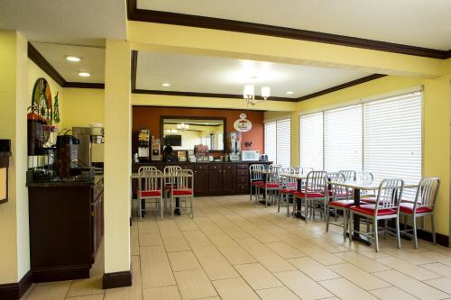 Super 8 By Wyndham Woodward - photo 9