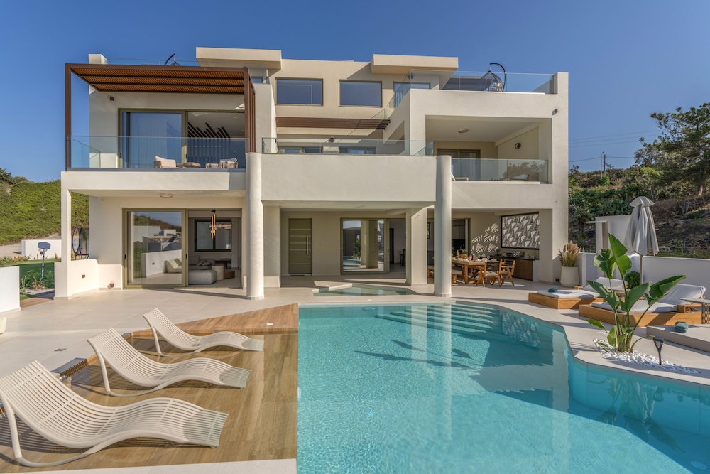 Luxurious Villa Selestine With Private Pool — 4-Star Luxury Hotel in Panormos, Greece