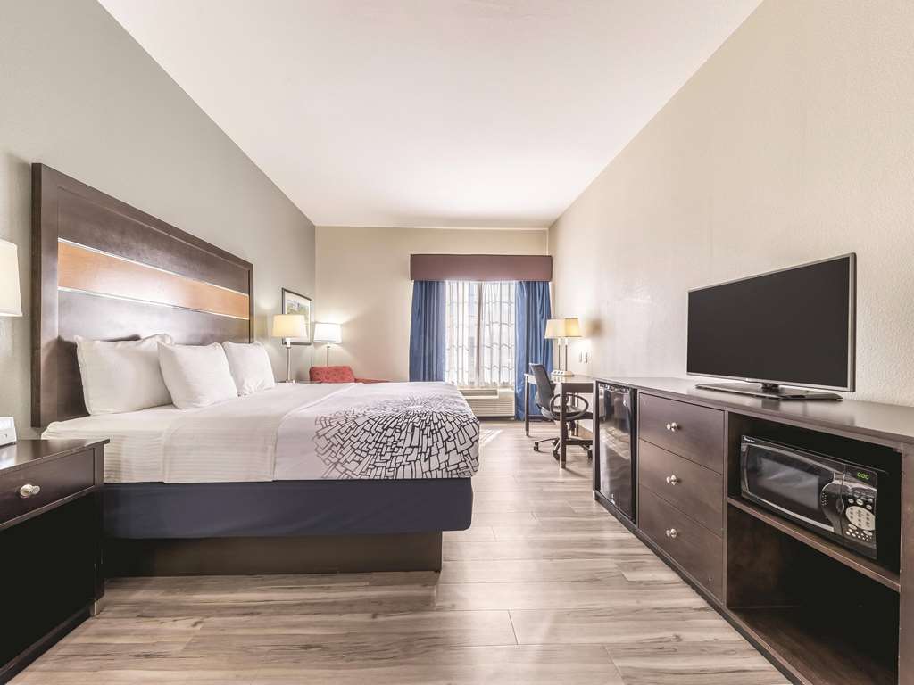 La Quinta Inn & Suites by Wyndham Tulsa Catoosa Route 66 - photo 31