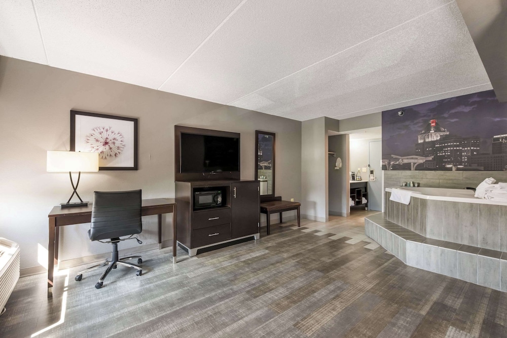 Clarion Pointe Greensboro Airport - photo 26