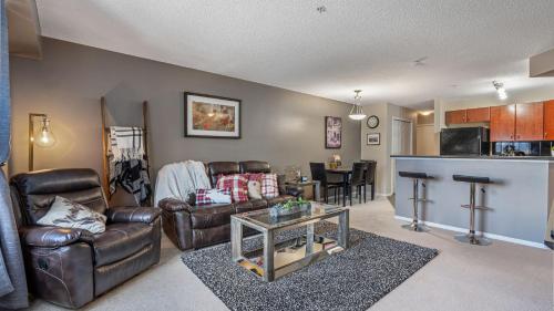 Cozy Mountain I Hot Tub & Pool I Close 2 Lake I TV in Invermere, Canada