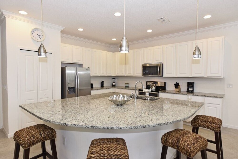 4557 Cabello Loop 6 bedrooms 3 bathrooms - photo 12