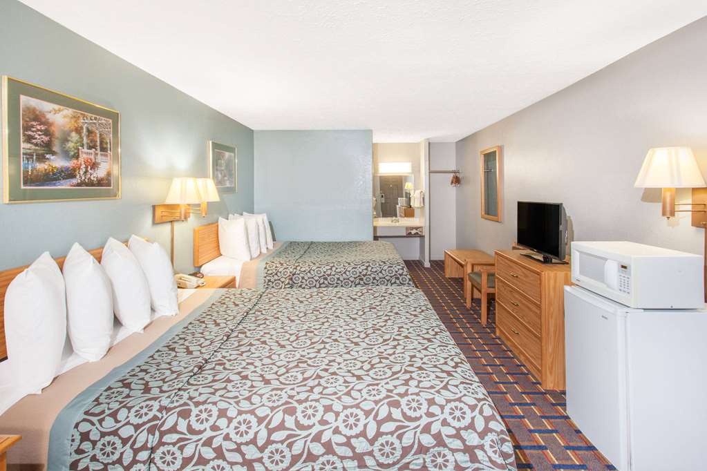 Days Inn by Wyndham Farmer City - photo 8