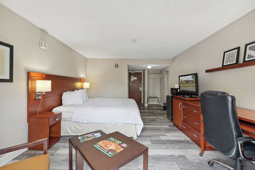 Days Inn by Wyndham Toledo - photo 12