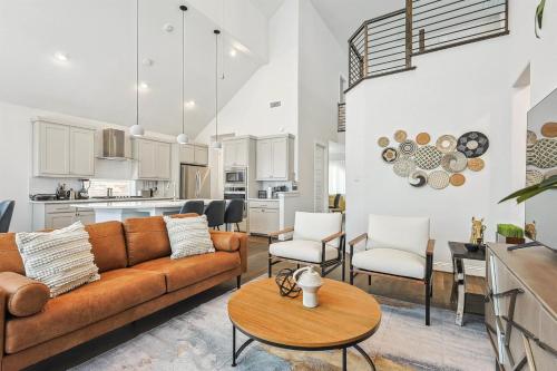 Brand New 5BD 4BA Luxury Vacation Home w Hot Tub — 4-Star Luxury Hotel in Irving, United States