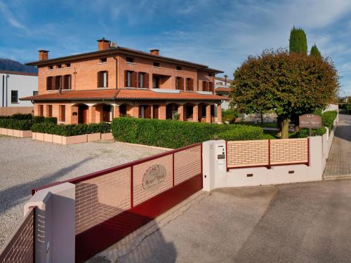 Borgo Tabari Locazione Turistica — 4-Star Luxury Hotel in Mussolente, Italy