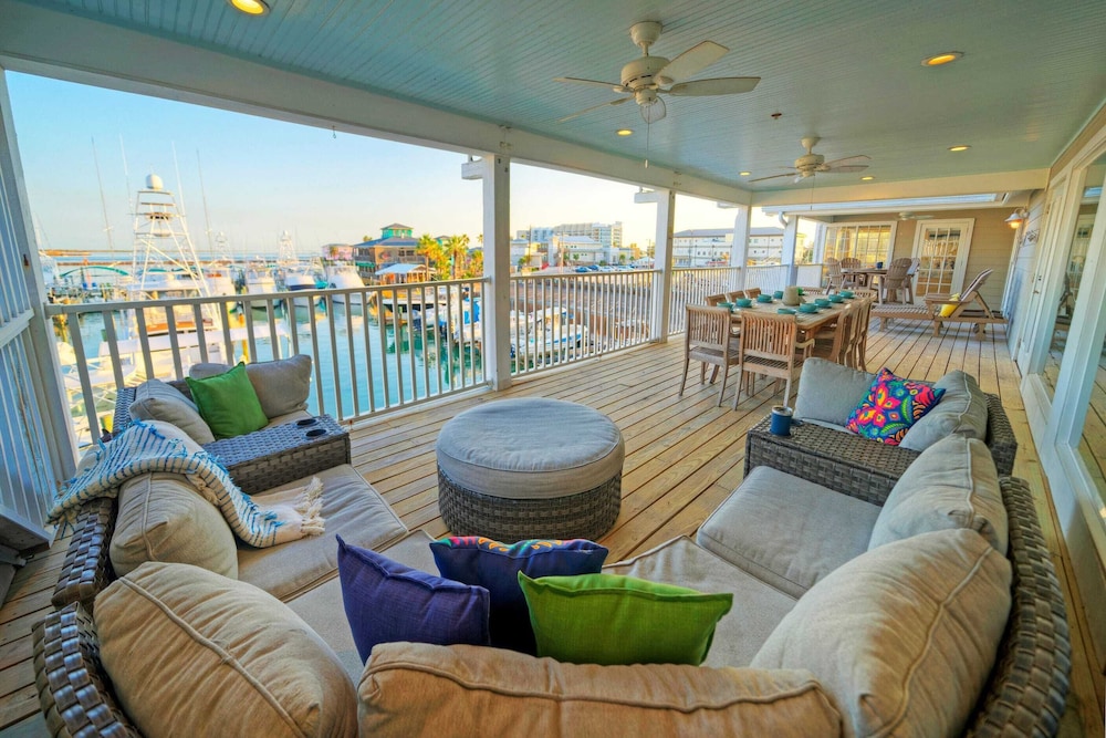 Blue Marlin at Trout Street Balcony w Marina Views Walk to Port A Nightlife in Port Aransas, United States