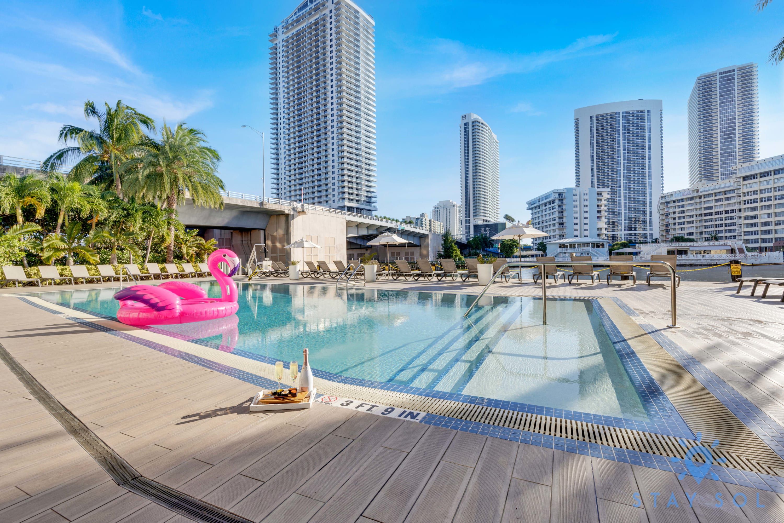 Spectacular Apt Infinity View Amazing Amenities — 4-Star Luxury Hotel in Hallandale Beach, United States