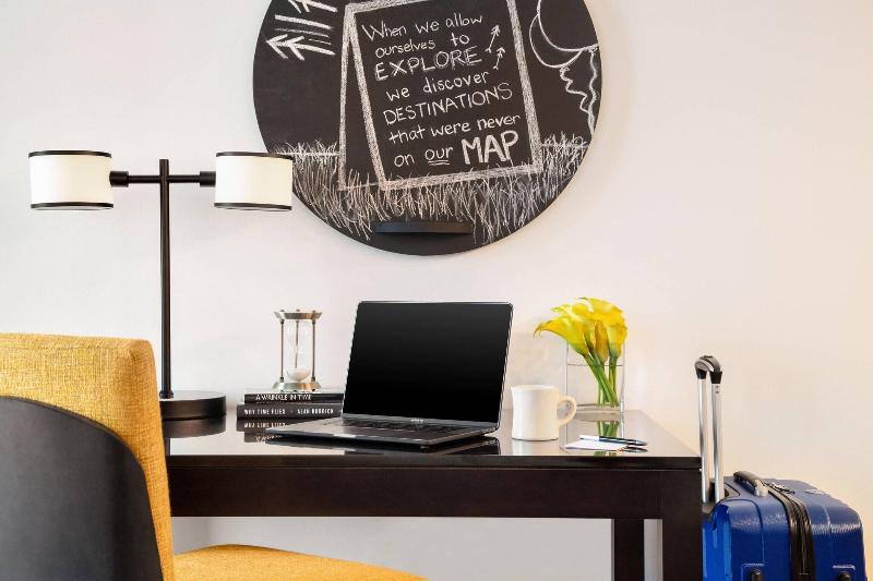 Twelve Downtown Autograph Collection - photo 115