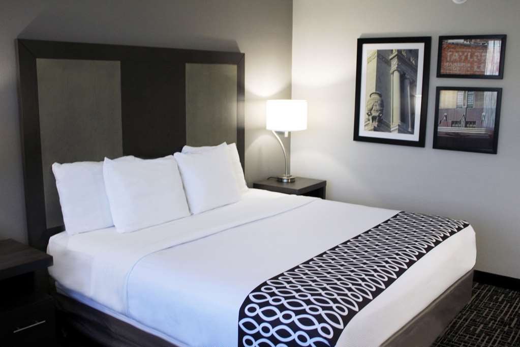 La Quinta Inn & Suites by Wyndham Indianapolis Downtown - photo 7