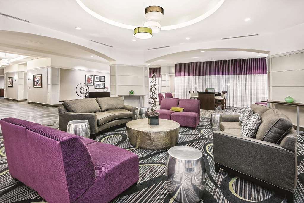 La Quinta Inn & Suites by Wyndham San Antonio Riverwalk - photo 6