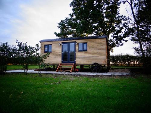 The Dragonfly Luxury Lakeside Shepherds Hut in Newark On Trent, United Kingdom