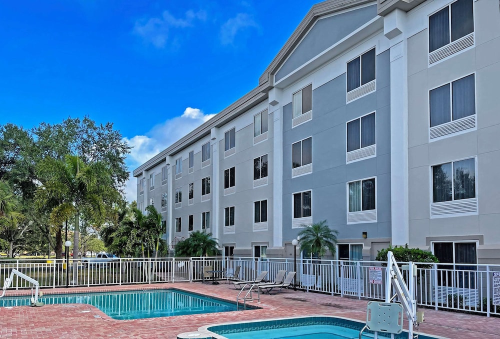 La Quinta Inn & Suites by Wyndham Sarasota I75 - featured photo