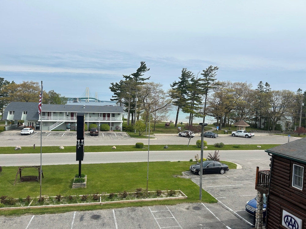 Super 8 by Wyndham Bridgeview of Mackinaw City - photo 33