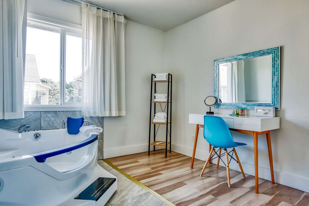 Clarion Inn Surfrider Resort - photo 34