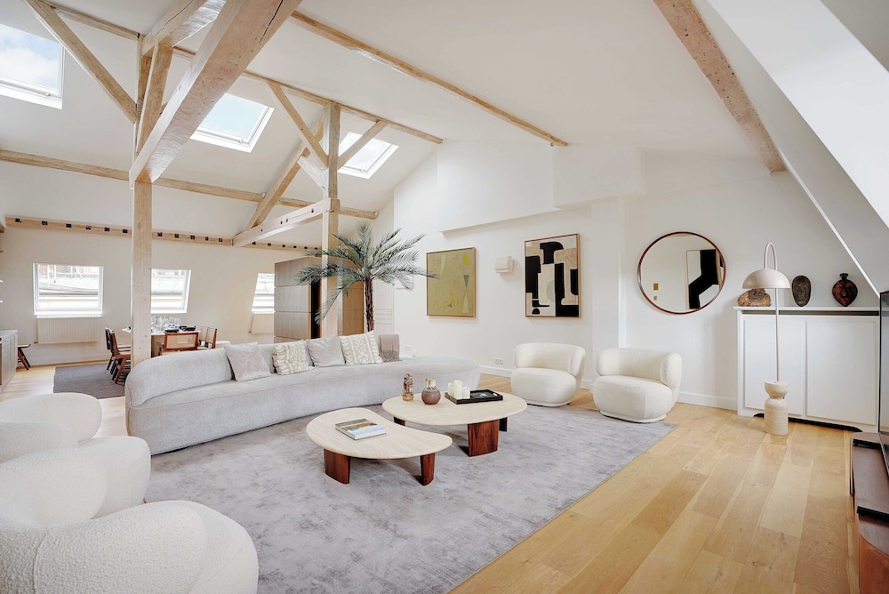 Sumptuous Apartment 4ch 8p Champs Elysaees — 4-Star Luxury Hotel in Paris, France