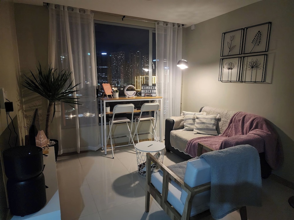 CAMP CJ Staycation A Cozy Modern Studio near BGC & MRT Boni Perfect for Relaxing City Getaways — 4-Star Luxury Hotel in Manila, Philippines