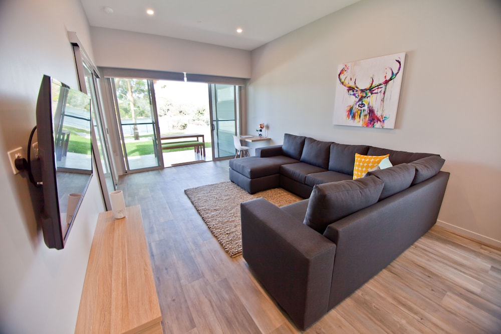 Waterfront Apartments — 4-Star Luxury Hotel in Miandetta, Australia