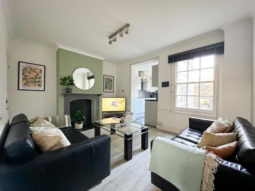 Stylish & Spacious City Centre 3 Bedroom Townhouse Sleeps 6 — 4-Star Luxury Hotel in Canterbury, United Kingdom