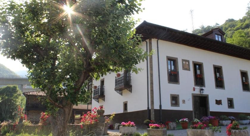 Hotel Rural Palacio De Galcerán in Pola De Lena, Spain