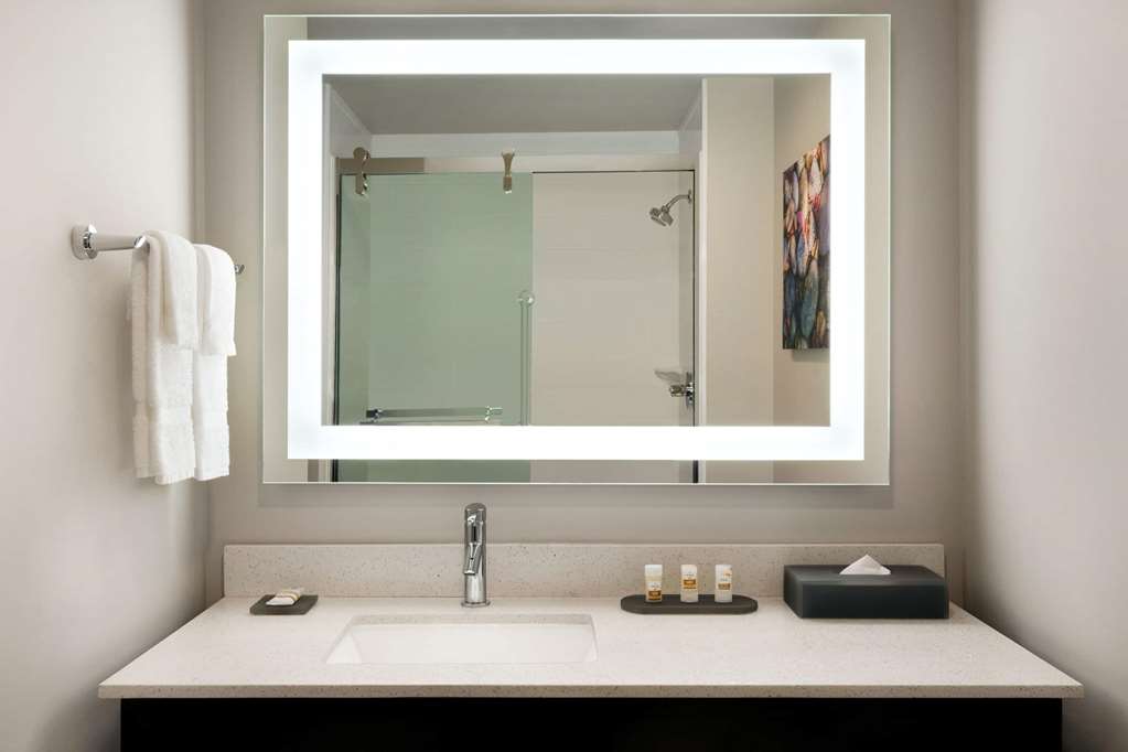 La Quinta Inn & Suites by Wyndham Burlington - photo 22