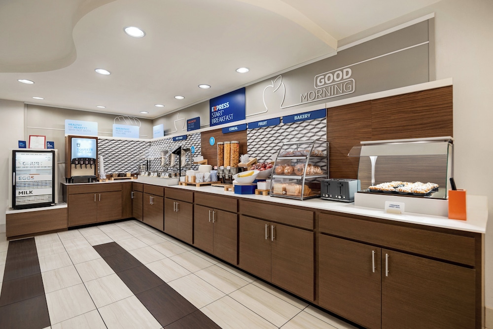 Holiday Inn Express Hotel & Suites Fredericksburg by IHG - photo 43