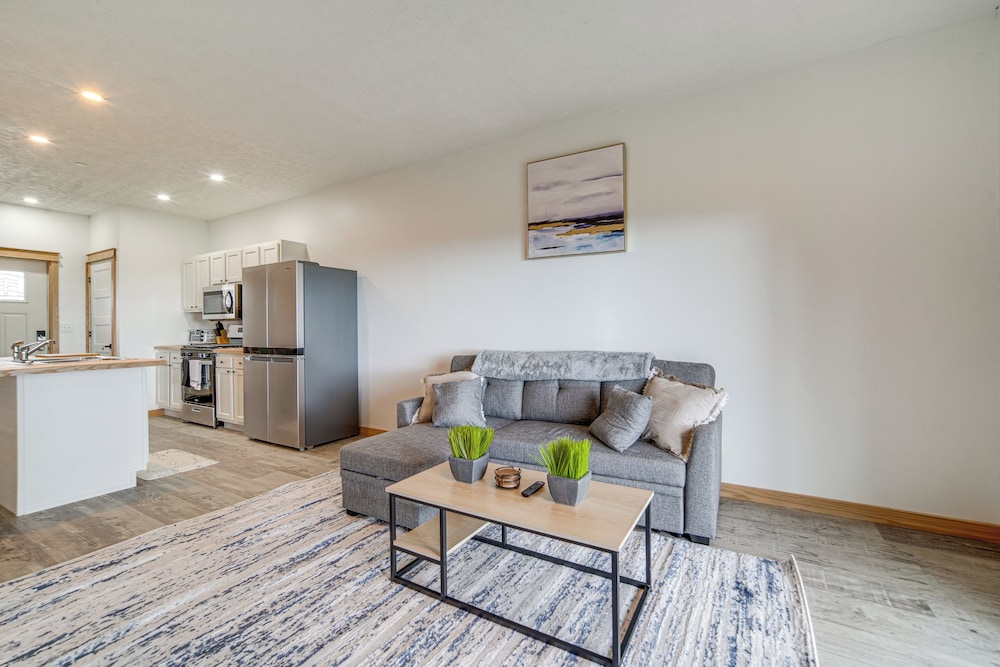 4 Mi to Lake: Golf view Erie Condo w Porch — 4-Star Luxury Hotel in Erie, United States
