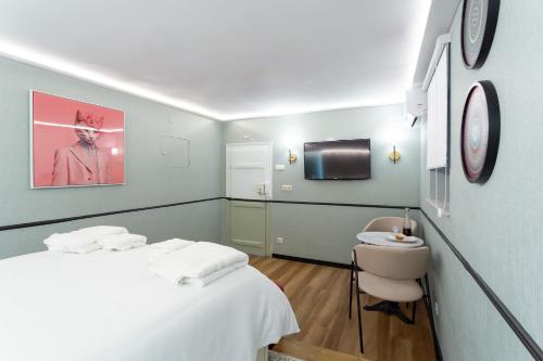 Camões Lounge Apartment w Courtyard — 4-Star Luxury Hotel in Lisbon, Portugal