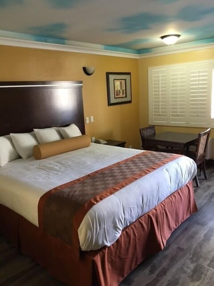 Hollywood Palms Inn and Suites - photo 30