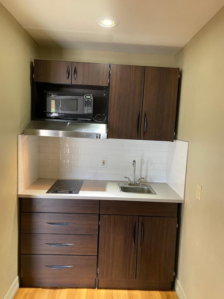 Stratford House Inn and Suites - photo 14