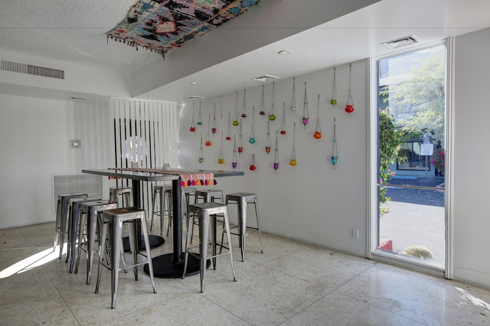 Caliente Tropics Hotel - photo 30