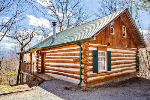 The Pine Knot Cabin — 4-Star Luxury Hotel in Sevierville, United States