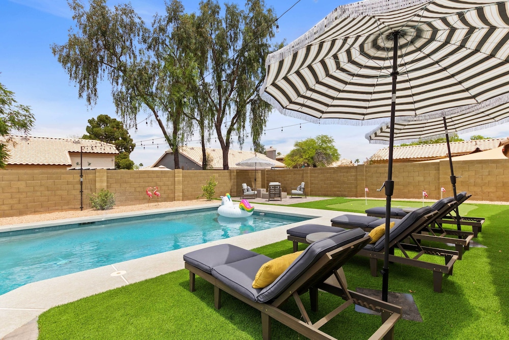 Beautiful Chandler Escape With Putting Green And Pool — Chandler