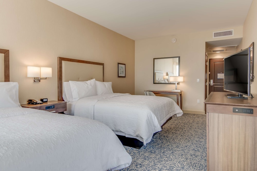 Hampton Inn & Suites Los Angeles Glendale - photo 28