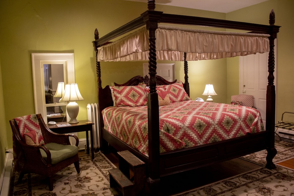 Inn at Lincoln Square - photo 8
