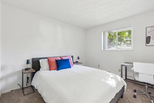 Scenic towers 3102 I Cozy & Comfy I Free Parking — 4-Star Luxury Hotel in Parma, United States