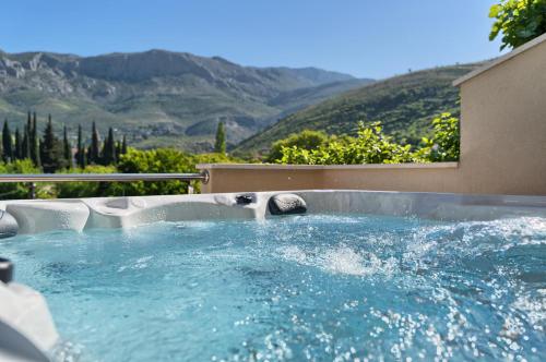RELAX apartment Split area with private jacuzzi on terrace with mountain view — 4-Star Luxury Hotel in Srinjine, Croatia