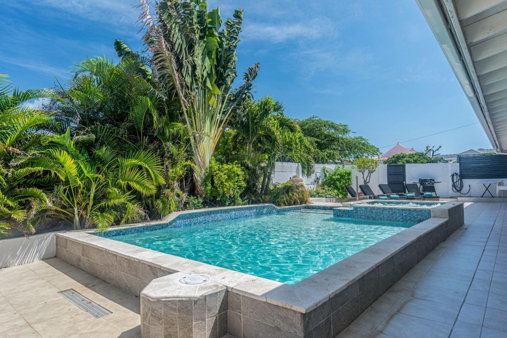 Palm Beach 34 Suitable for 8 Persons 4 Bedrooms 4 Bathrooms in Noord, Aruba