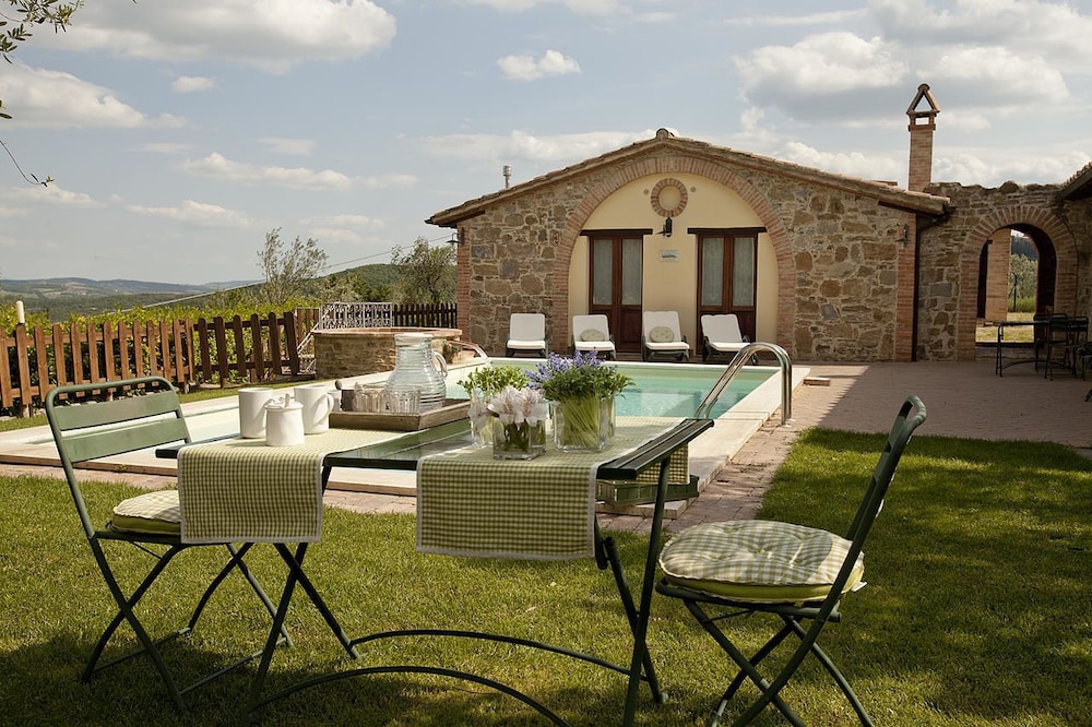 Agriturismo Ripaiani — 4-Star Luxury Hotel in Marsciano, Italy